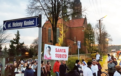 Wielu mieszkańców rodzinnej miejscowości Heleny Kmieć jest przekonanych o jej świętości. Wyrazili to podczas ubiegłorocznego marszu świętych, niosąc baner  z napisem: „Santa subito” (Święta natychmiast).