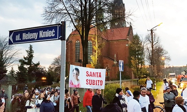 Wielu mieszkańców rodzinnej miejscowości Heleny Kmieć jest przekonanych o jej świętości. Wyrazili to podczas ubiegłorocznego marszu świętych, niosąc baner  z napisem: „Santa subito” (Święta natychmiast).