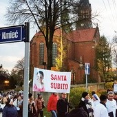 Wielu mieszkańców rodzinnej miejscowości Heleny Kmieć jest przekonanych o jej świętości. Wyrazili to podczas ubiegłorocznego marszu świętych, niosąc baner  z napisem: „Santa subito” (Święta natychmiast).