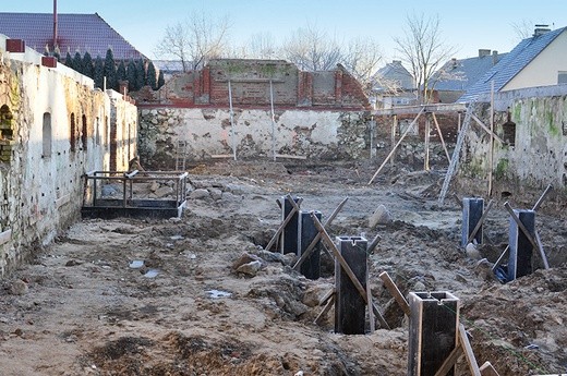 Trwa remont dawnej stajni. Powstanie tu Centrum Integracji Społecznej, a może i gospoda.