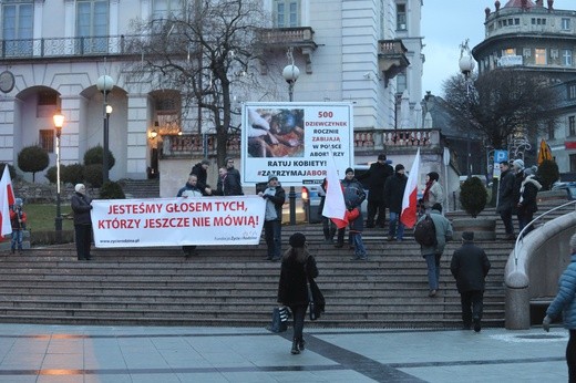 Obrońcy życia pikietowali na placu Chrobrego w Bielsku-Białej