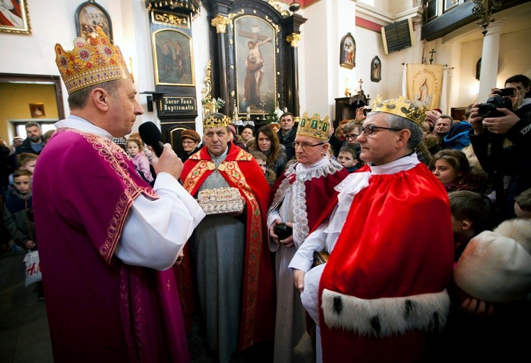 Z pokłonem dla Dziecięcia przybyli królowie