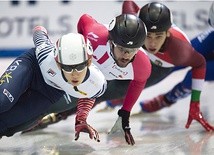 Na ostrym wirażu pędzą: Kyung Hwan Hong (Korea Południowa), Charles Hamelin (Kanada)  i Sandor Shaolin Liu (Węgry)