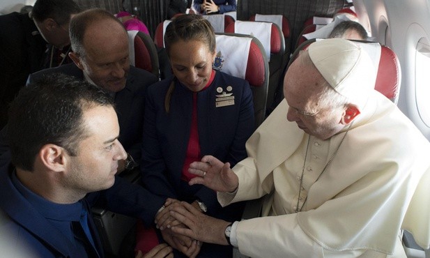 Papież udzielił ślubu na pokładzie samolotu