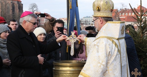 Dziś Chrystus uświęca wodę