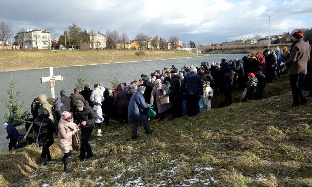 Grekokatolicy podczas uroczystości święta Jordanu nad brzegiem Sanu w Przemyślu