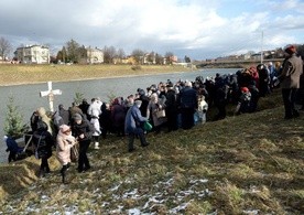 Grekokatolicy podczas uroczystości święta Jordanu nad brzegiem Sanu w Przemyślu