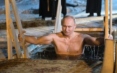 Władimir Putin zanurzył się w wodzie na Chrzest Pański
