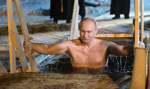Władimir Putin zanurzył się w wodzie na Chrzest Pański
