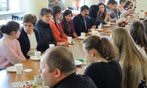 Na wspólnym kolędowaniu - stypendyści, ich rodzice i rodzeństwo