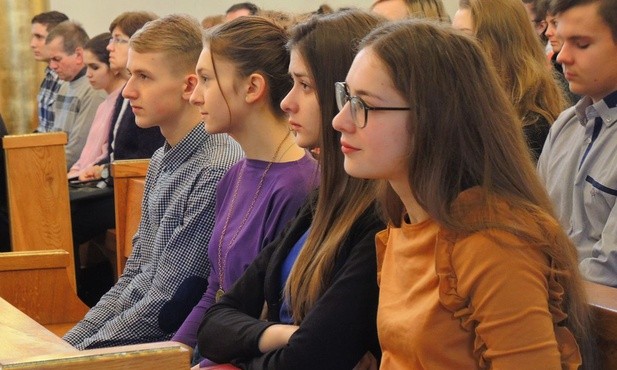 Papiescy stypendyści na Mszy św. w kaplicy kurialnej