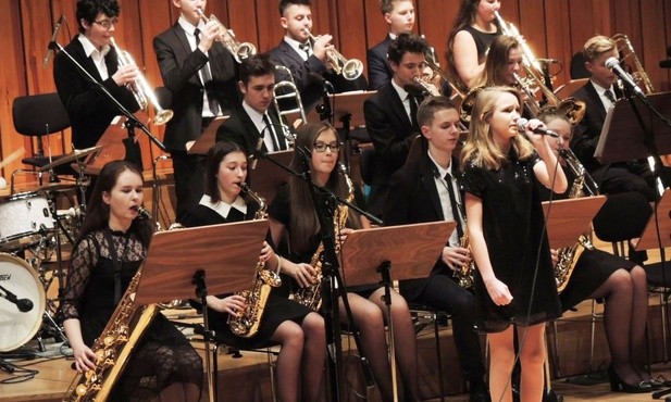 Wokalistka Zuzanna Wajdzik i big band szkoły muzycznej
