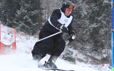 Przejazd w sutannach poprzedził narciarską rywalizacje księżyw Wiśle-Łabajowie