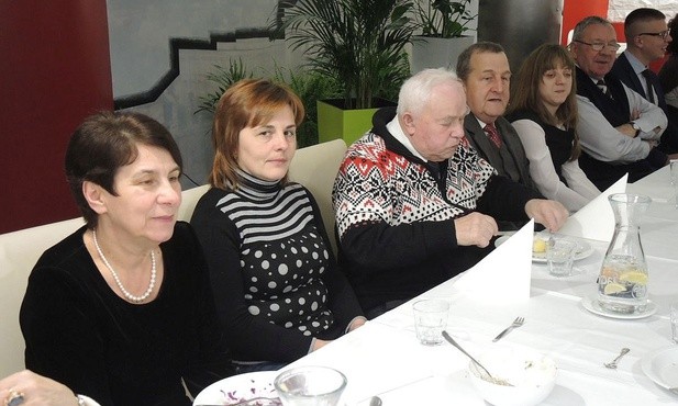 Świętowanie przy stole, zwieńczyło uroczyste obchody 20-lecia Akcji Katolickiej na Leszczynach