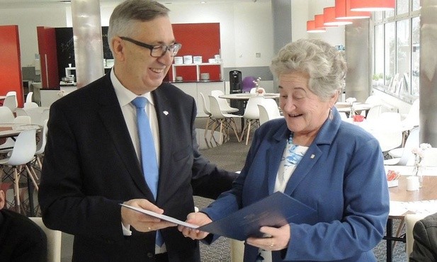 Małgorzata Moskot, prezes Akcji Katolickiej na Leszczynach odbiera list gratulacyjny od ministra Stanisława Szweda