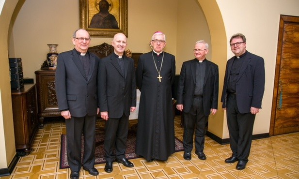 Abp Skworc wręczył dekrety księżom dziekanom