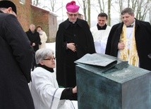 Ks. proboszcz Marek Podsiadlik wyjaśnia znaczenie pomnika Biblii