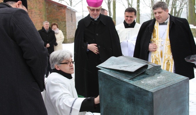 Ks. proboszcz Marek Podsiadlik wyjaśnia znaczenie pomnika Biblii