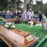 Obrzędowi pogrzebowemu przewodniczył ks. Mariusz Kubik