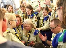 Na koniec uwielbienia wszyscy skauci pomodlili się za swoich instruktorów.