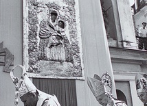 ◄	Kard. Karol Wojtyła, kard. Stefan Wyszyński i bp Józef Drzazga podczas koronacji obrazu Matki Bożej Świętolipskiej.