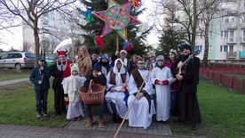 ▲	Dzieci i młodzież życzyli mieszkańcom błogosławieństwa w nowym roku.