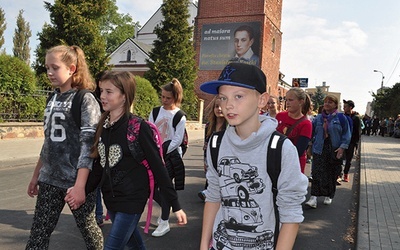 Młodzi czciciele świętego z Rostkowa co roku nawiedzają miejsce jego narodzenia i chrztu