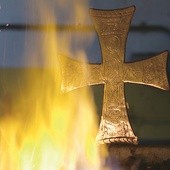 Krzyż wykuty z resztek pocisku z Aleppo  – symbol prześladowanych chrześcijan.