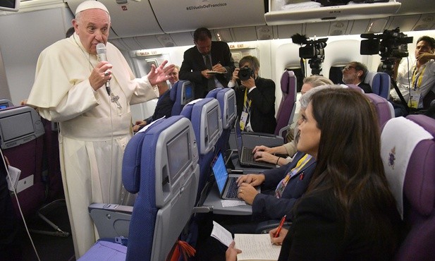Papież wyjaśnił wątpliwości co do ślubu w samolocie