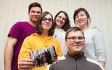 ▲	Od lewej: Mateusz, Kasia, Weronika, Dominik i Paulina ze zdjęciem, na którym ich pantomima znalazła się w internetowej galerii z Orszaku Trzech Króli.