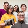 ▲	Od lewej: Mateusz, Kasia, Weronika, Dominik i Paulina ze zdjęciem, na którym ich pantomima znalazła się w internetowej galerii z Orszaku Trzech Króli.