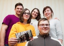 ▲	Od lewej: Mateusz, Kasia, Weronika, Dominik i Paulina ze zdjęciem, na którym ich pantomima znalazła się w internetowej galerii z Orszaku Trzech Króli.