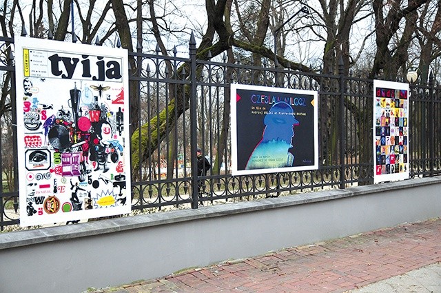 Na ekspozycję trafiły plakaty i zaprojektowane przez artystę  okładki książek.