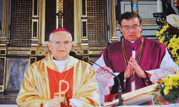 ▲	Biskup często bywał w rodzinnej parafii w Pszczonowie.