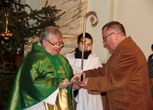 ▲	Kapłan został uhonorowany za pracę na rzecz lokalnej społeczności.