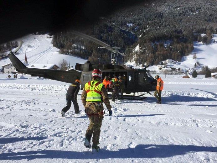 Włochy: Ewakuacja turystów helikopterami
