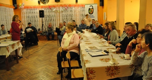 Od źródełka do basenu, od tragedii do kapliczki