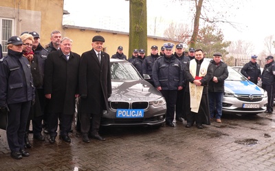 Skierniewicka Policja otrzymała nowe samochody zakupione w ramach projektu „Bezpiecznie na drogach”. 