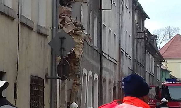 Wybuch gazu zniszczył kamienicę w Mirsku