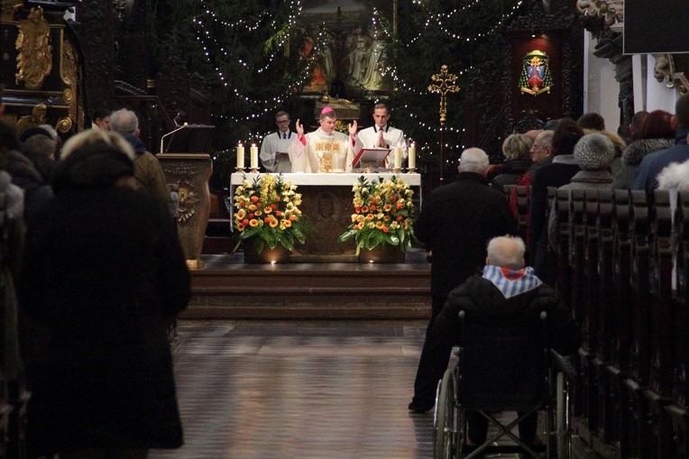 - Wolność wywalczona przez was jest dziedzictwem, które wkładacie w dłonie idącego po was pokolenia - mówił do byłych więźniów biskup