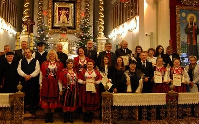 Dyplomy i nagrody laureatom wręczał m.in. ks. kan. Zbigniew Stanios, kustosz sanktuarium (czwarty z lewej w górnym rzędzie)