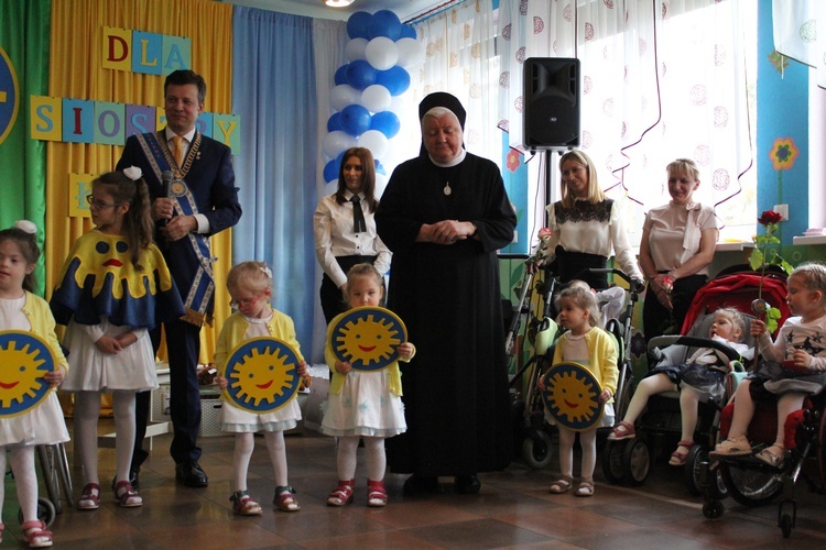 Ceremonia wręczenia orderu uśmiechu dla s. Łucji 