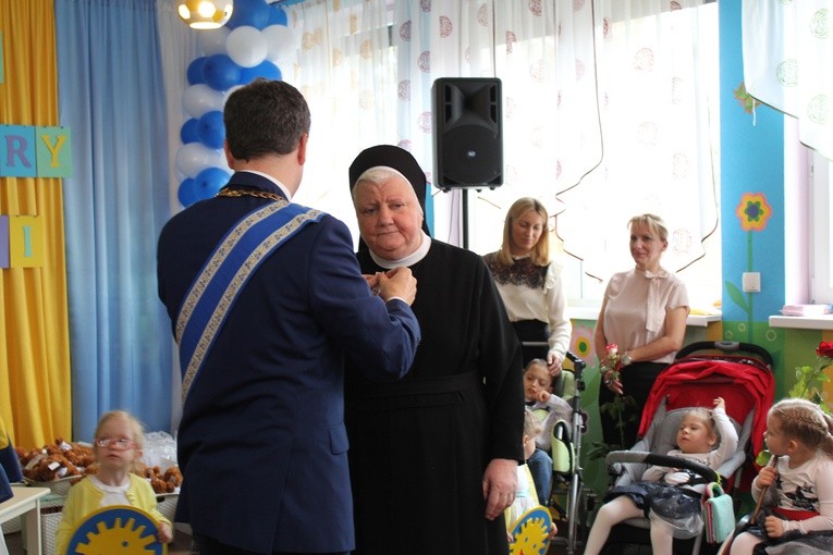 Ceremonia wręczenia orderu uśmiechu dla s. Łucji 