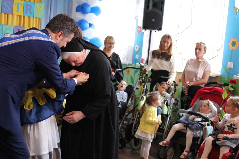 Ceremonia wręczenia orderu uśmiechu dla s. Łucji 