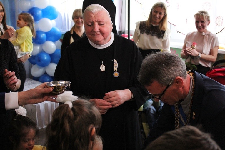 Ceremonia wręczenia orderu uśmiechu dla s. Łucji 