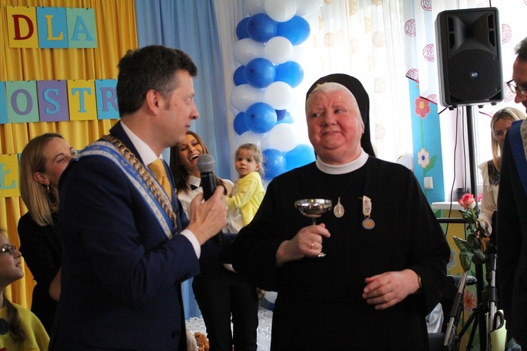 Ceremonia wręczenia orderu uśmiechu dla s. Łucji 