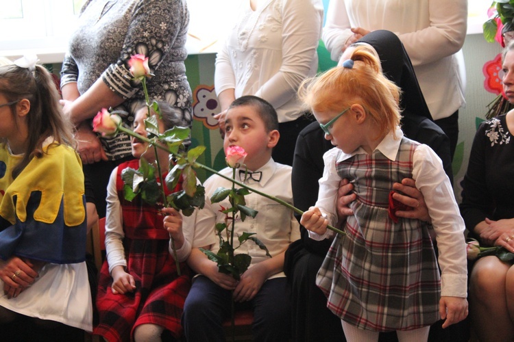 Ceremonia wręczenia orderu uśmiechu dla s. Łucji 