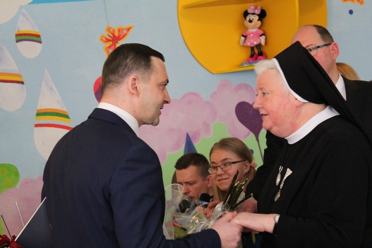 Ceremonia wręczenia orderu uśmiechu dla s. Łucji 