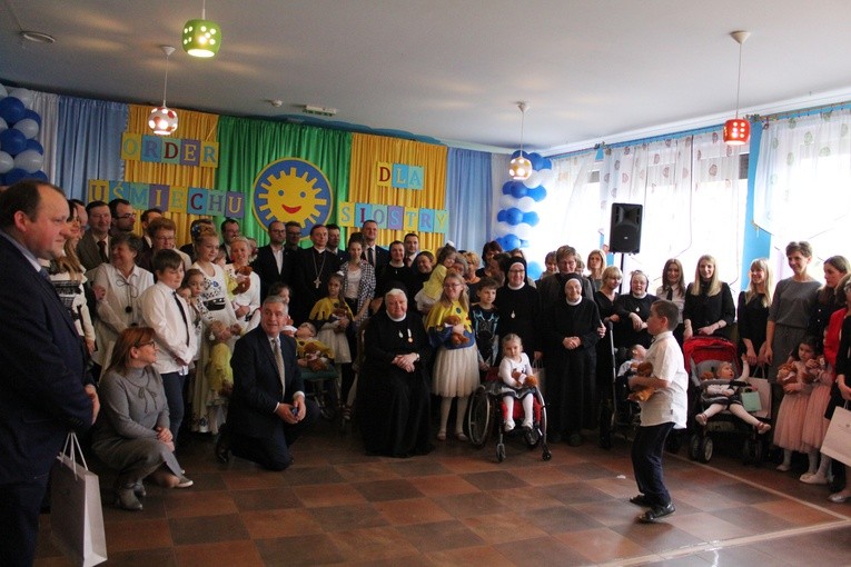 Ceremonia wręczenia orderu uśmiechu dla s. Łucji 