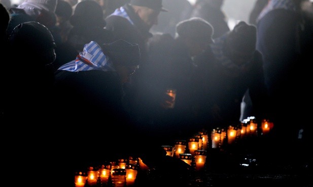 Modlitwy i hołd ofiarom w 73. rocznicę wyzwolenia Auschwitz 